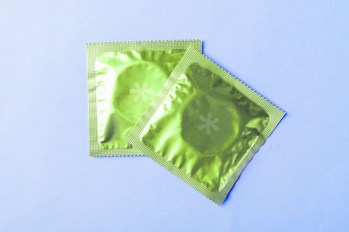 Zwei grüne Kondome auf blauem Hintergrund