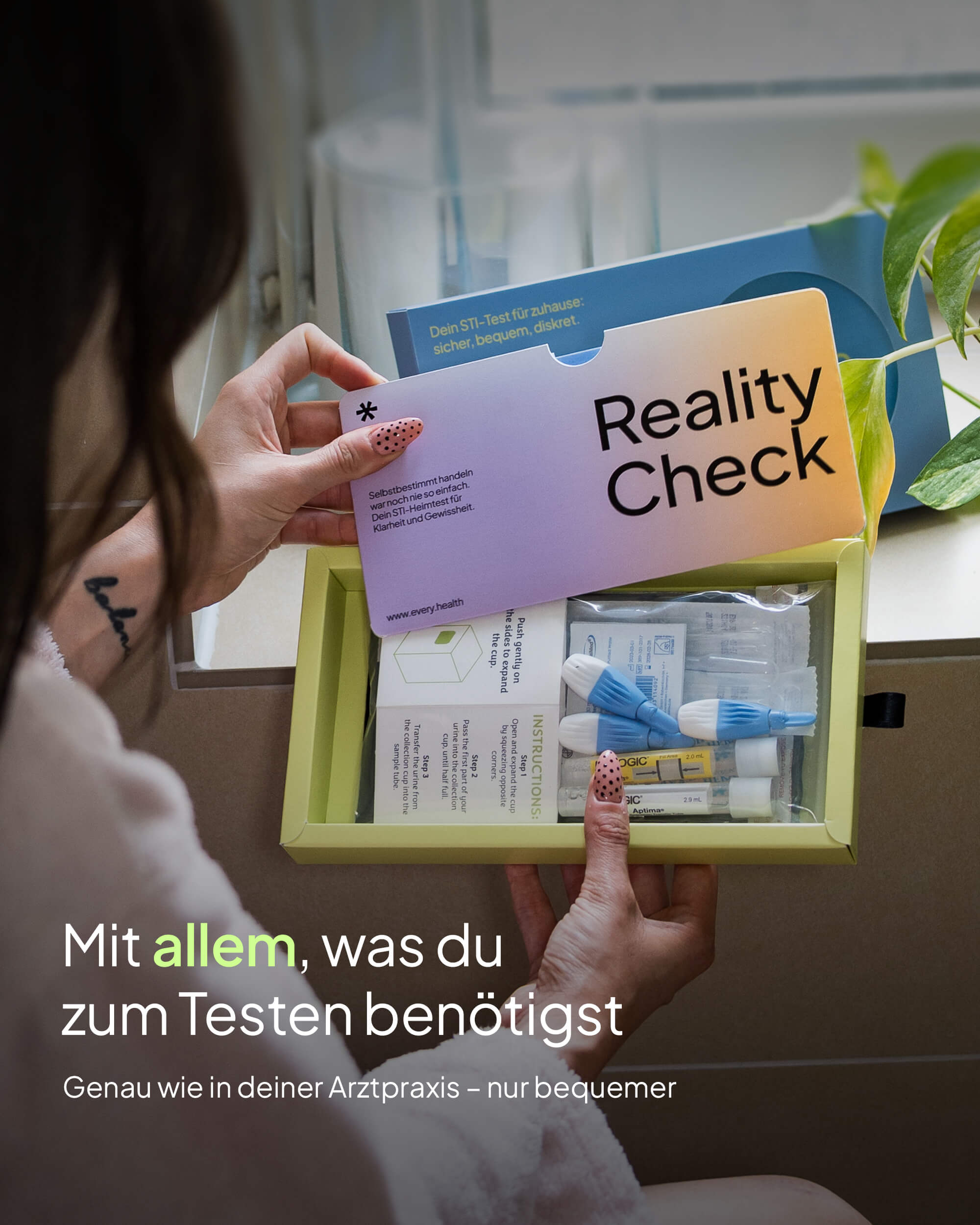 Geöffnetes „Reality Check“ STI-Testkit von Every Health mit medizinischem Zubehör für die Probenentnahme zu Hause. Der Begleittext betont die bequeme Anwendung wie in einer Arztpraxis.