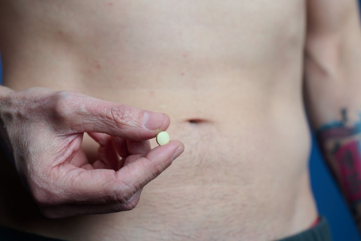 Mann hält eine Tabelle vor seinem Bauch