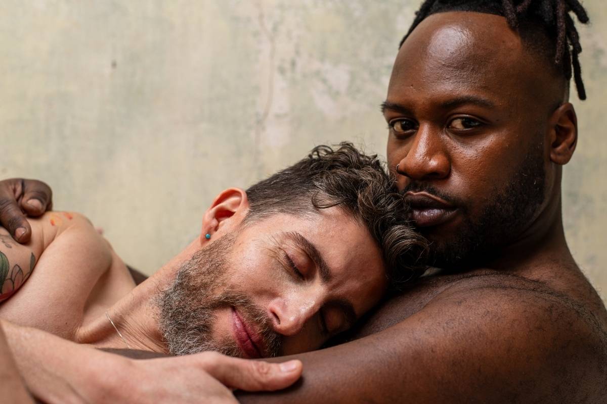 Männliches Paar umarmt sich