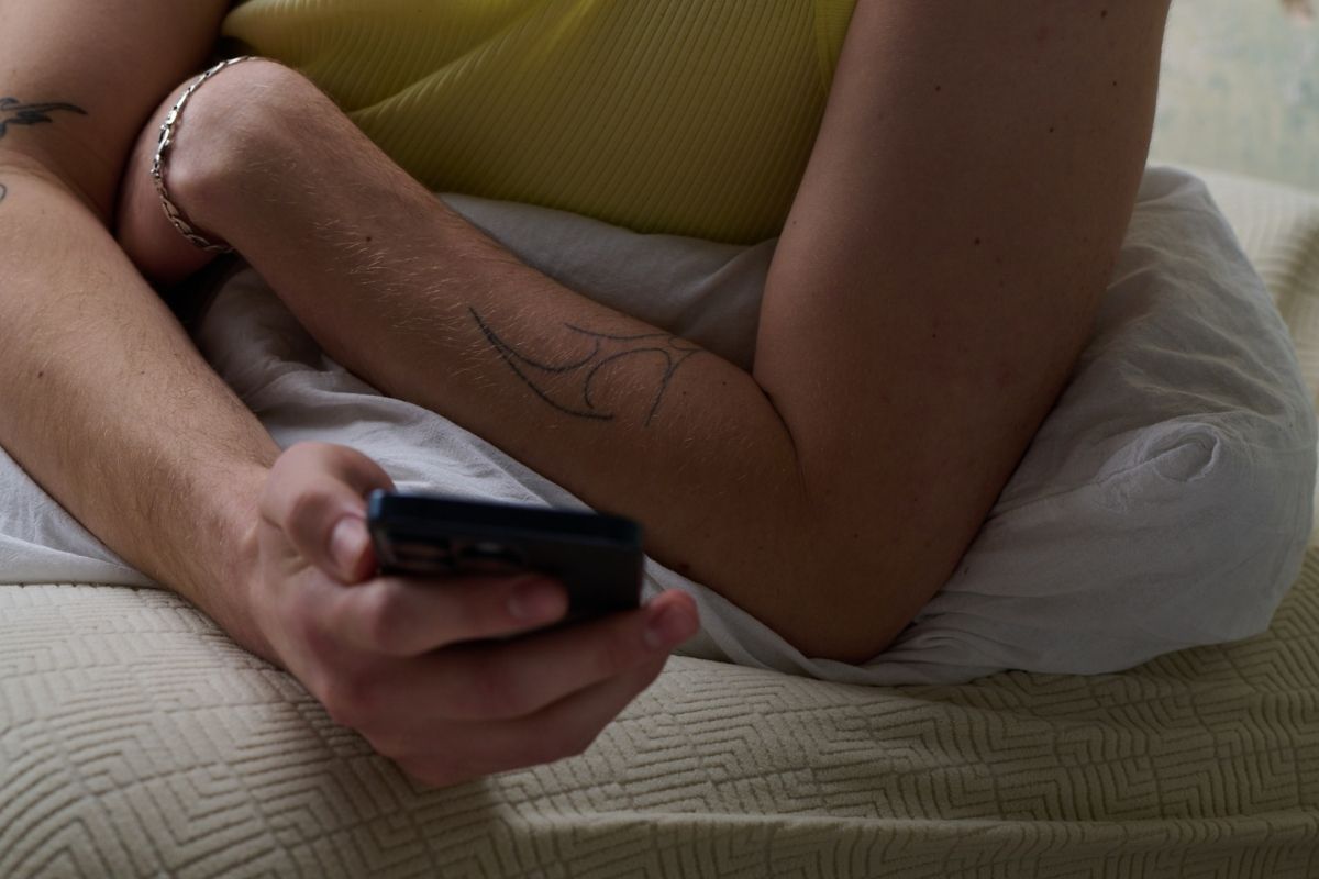 Männliche Hand hält Smartphone