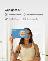 Eine Frau hält das blaue „Reality Check“ STI-Testkit von Every Health vor ihr Gesicht. Symbole darüber zeigen Einsatzbereiche wie allgemeine Vorsorge, wechselnde Sexualpartner, neue Beziehungen und kondomlosen Sex.