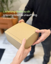 Nahaufnahme der Übergabe eines neutralen Kartons. Der Text darüber wirbt für eine direkte, unkomplizierte und unauffällige Lieferung innerhalb weniger Tage.