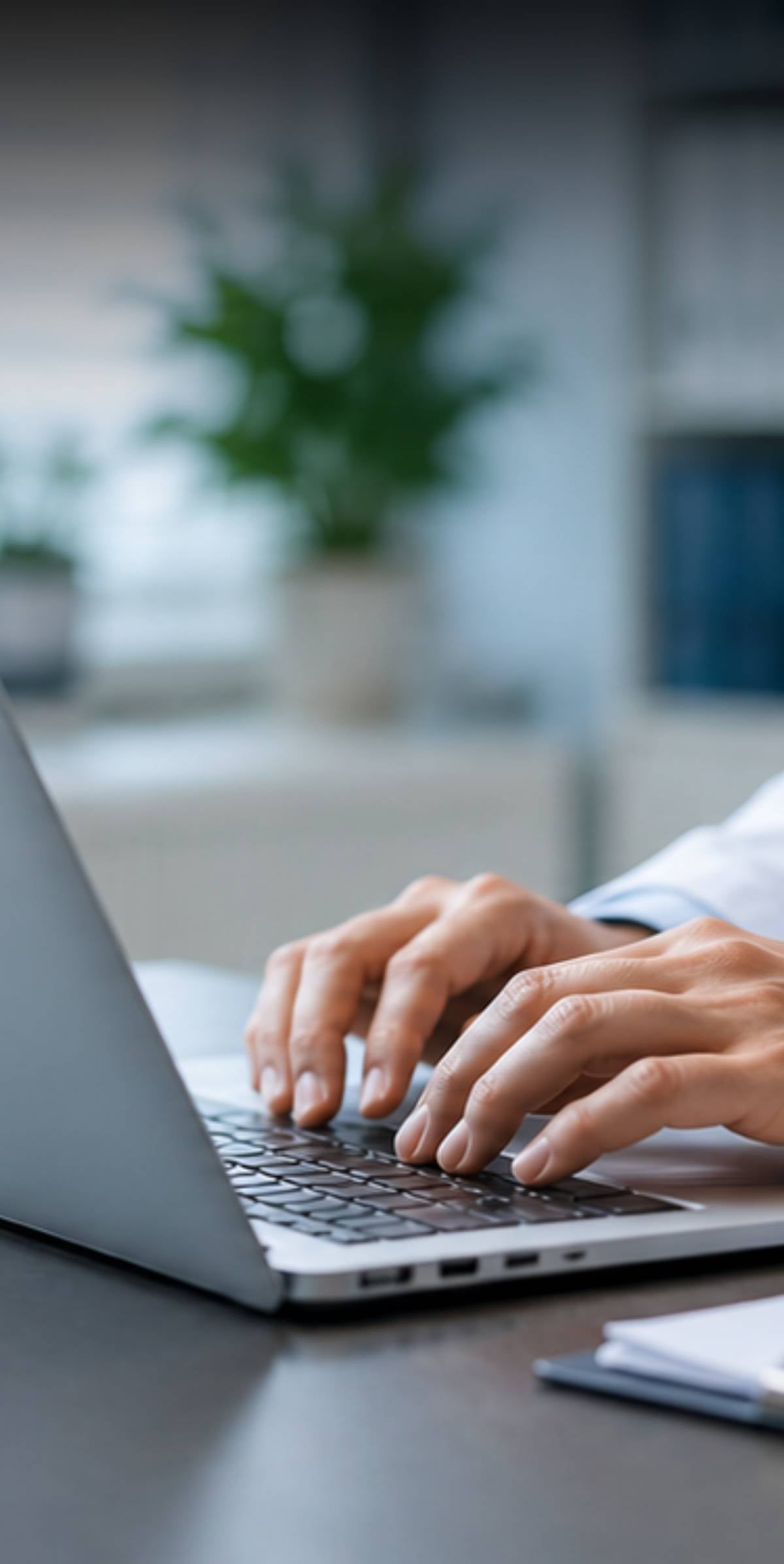 Nahaufnahme von Händen in einem weißen Laborkittel, die auf der Tastatur eines Laptops tippen. Das Bild steht für die sorgfältige und professionelle Auswertung des Online-Fragebogens zur Behandlung von Erektionsstörungen durch medizinisches Personal.