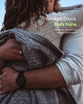 Ein Paar in einer engen, innigen Umarmung, die wiederhergestellte Intimität symbolisiert. Der darüber liegende Text lautet: „Weniger Druck. Mehr Nähe. Fokussiere dich auf das, was dir Spaß macht.“ Dieser Text bringt die positiven Ergebnisse einer erfolgreichen Behandlung gegen erektile Dysfunktion zum Ausdruck, indem er den Abbau von Leistungsdruck und die gesteigerte Lebensqualität visualisiert.