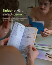 Ein Mann liest die Schritt-für-Schritt-Anleitung des Reality Check STI-Testkits