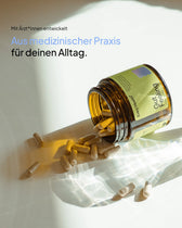 Werbebild für „Gut Feeling“ Kapseln von Every Health. Eine umgekippte braune Glasdose liegt auf hellem Untergrund, aus der Kapseln herausgerollt sind. Links oben steht der Text: „Mit Ärzt*innen entwickelt. Aus medizinischer Praxis für deinen Alltag.“